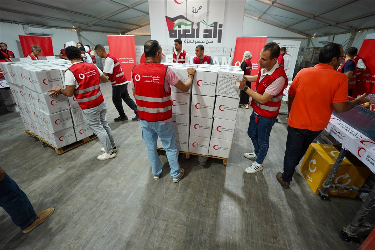 موظفو فودافون مصر يشاركون متطوعي الهلال الأحمر في تعبئة المساعدات المقدمة إلى غزة 