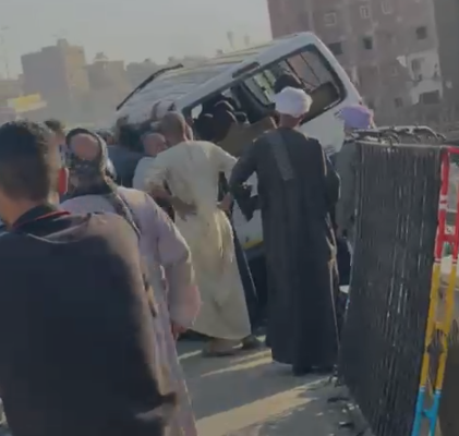  تصادم سيارة ميكروباص بالرصيف أعلي الطريق الدائري اتجاه المريوطية