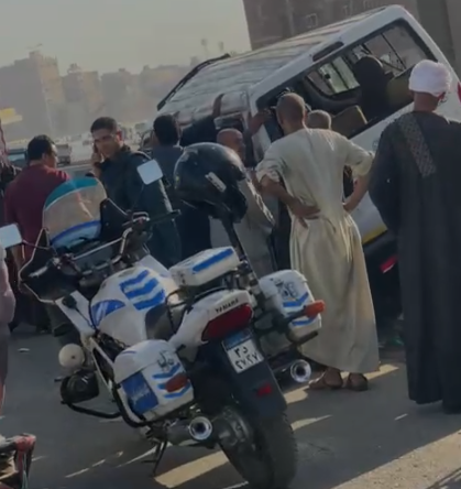  تصادم سيارة ميكروباص بالرصيف أعلي الطريق الدائري اتجاه المريوطية