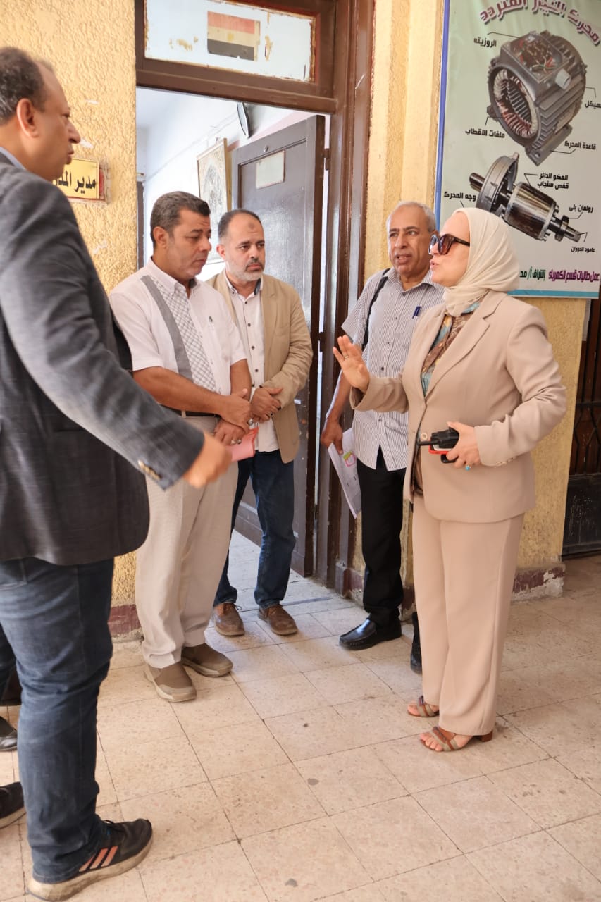 مديرة تعليم القاهرة تعاين المساحات الفراغية بمدرسة السيدة نفيسة للتكنولوجيا التطبيقية وكيفية الاستغلال الأمثل لها
