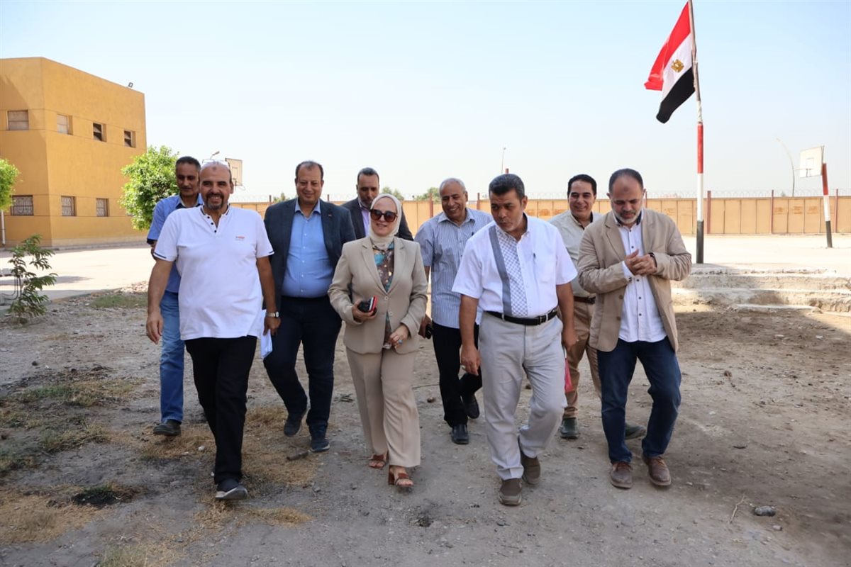 مديرة تعليم القاهرة تعاين المساحات الفراغية بمدرسة السيدة نفيسة للتكنولوجيا التطبيقية وكيفية الاستغلال الأمثل لها