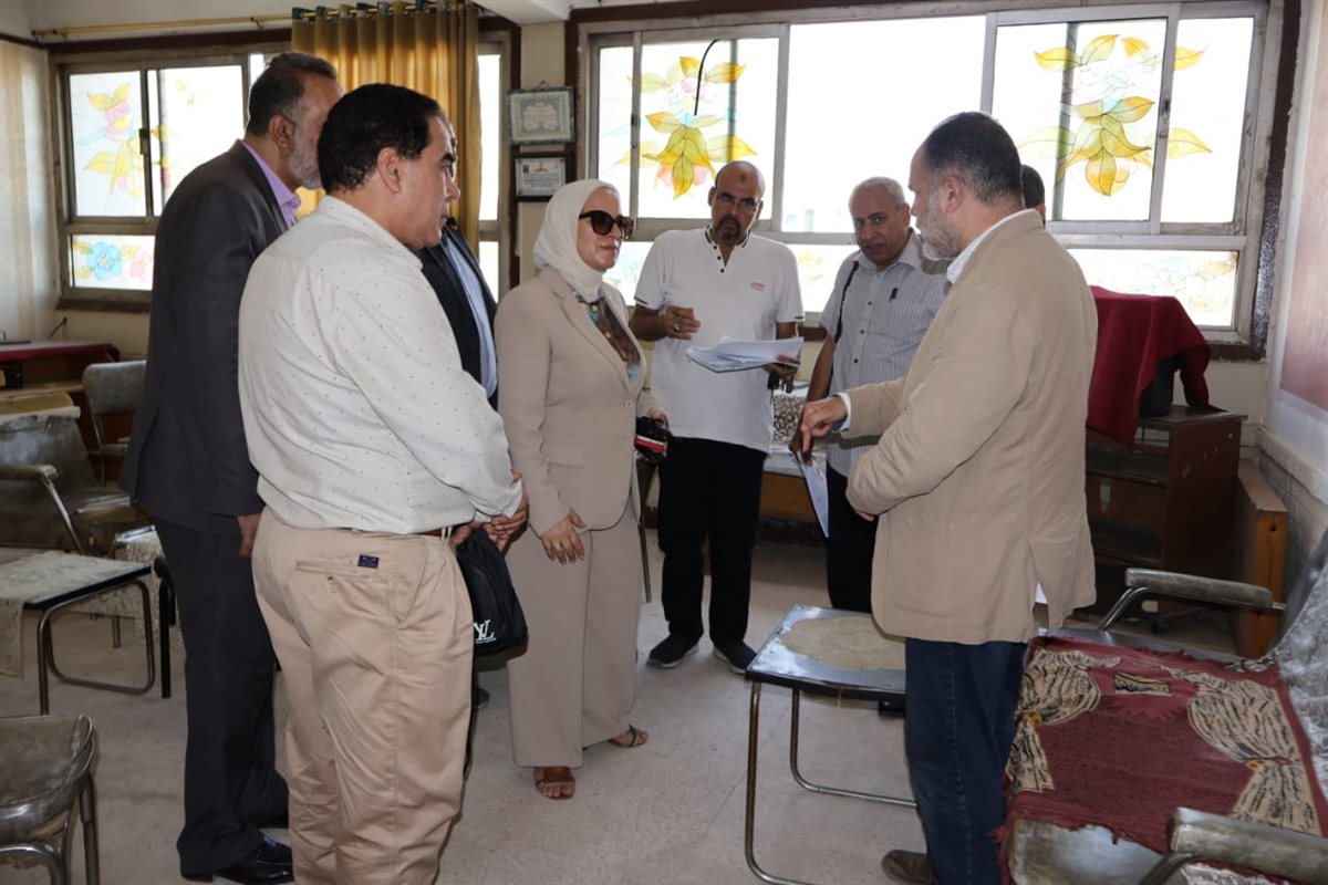 مديرة تعليم القاهرة تعاين المساحات الفراغية بمدرسة السيدة نفيسة للتكنولوجيا التطبيقية وكيفية الاستغلال الأمثل لها