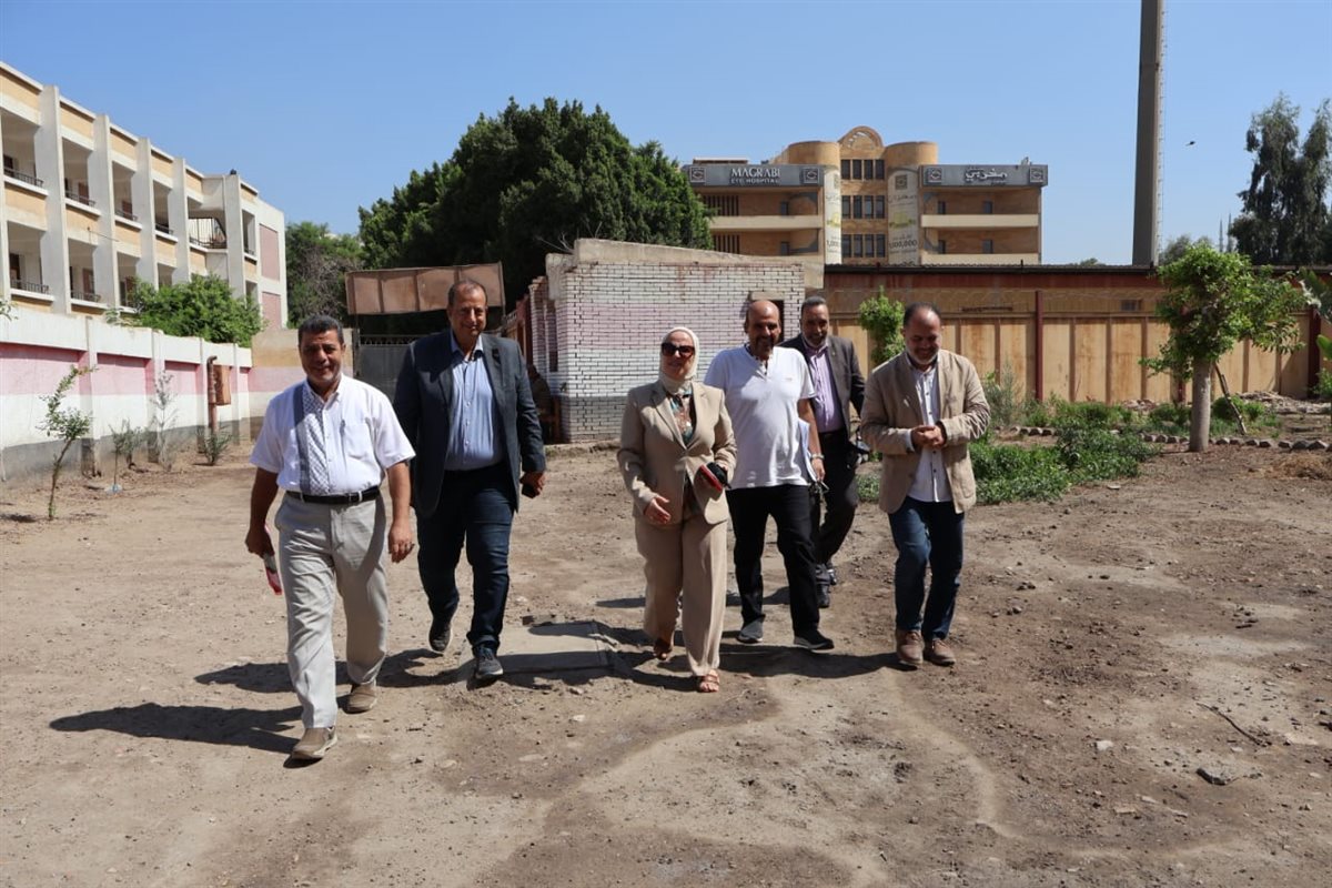مديرة تعليم القاهرة تعاين المساحات الفراغية بمدرسة السيدة نفيسة للتكنولوجيا التطبيقية وكيفية الاستغلال الأمثل لها