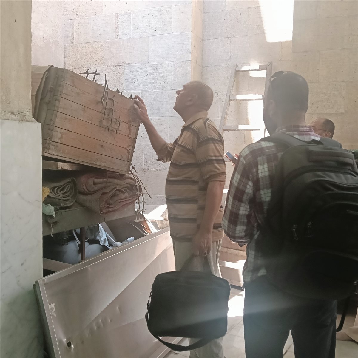 لجنة مشتركة لإزالة المتعلقات غير الأثرية من المساجد