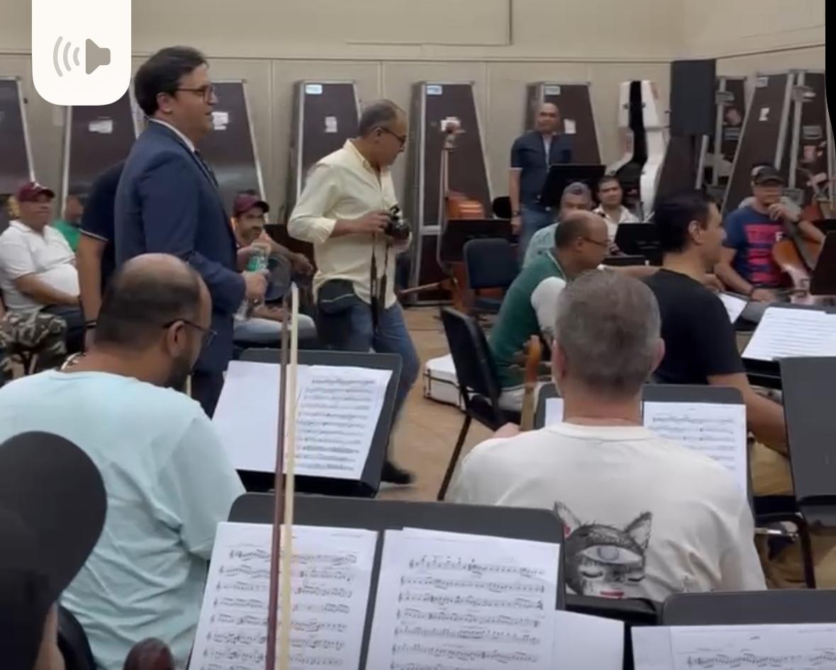 فرحانين بوجودك معانا.. وزير الثقافة أحمد فؤاد هنو يوجه الشكر لـ المطرب محمد ثروت قبل احتفالية المولد النبوي الشريف