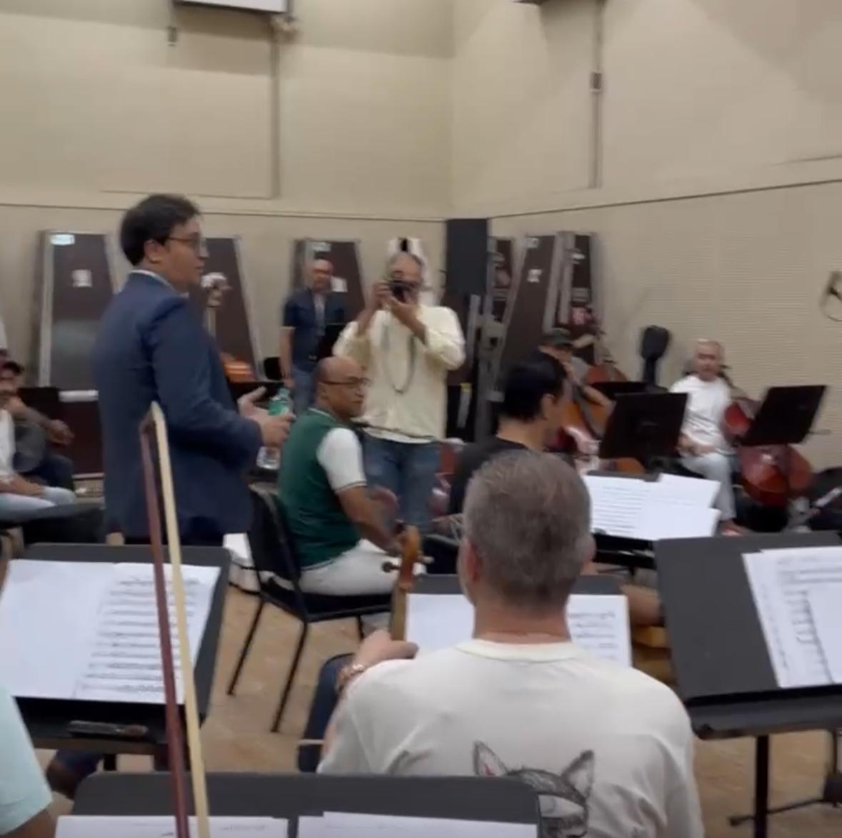 فرحانين بوجودك معانا.. وزير الثقافة أحمد فؤاد هنو يوجه الشكر لـ المطرب محمد ثروت قبل احتفالية المولد النبوي الشريف