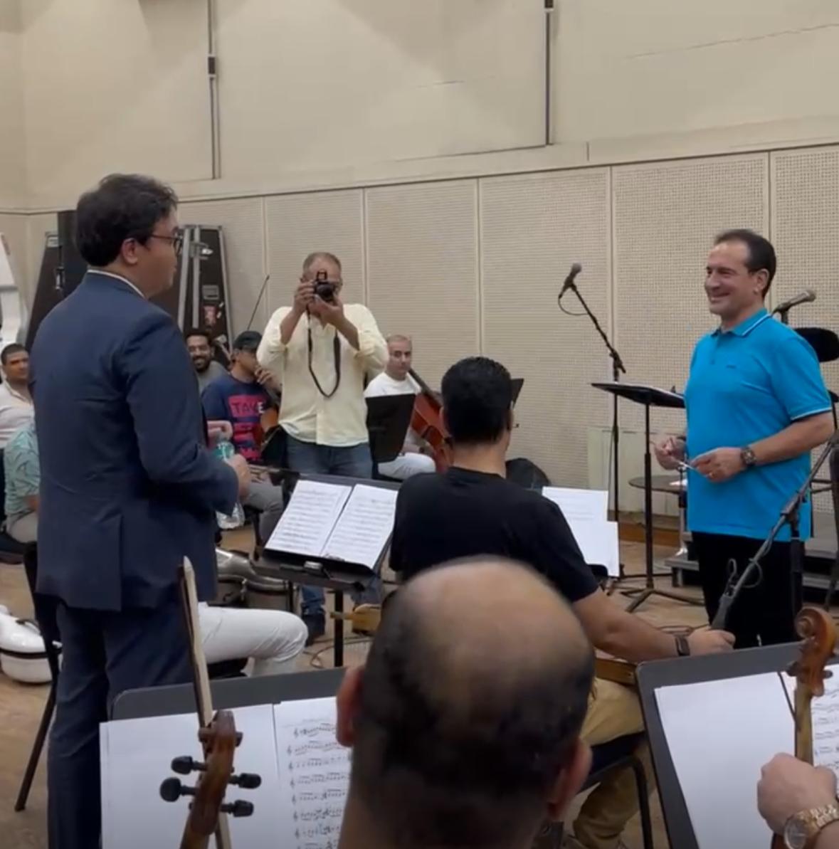 فرحانين بوجودك معانا.. وزير الثقافة أحمد فؤاد هنو يوجه الشكر لـ المطرب محمد ثروت قبل احتفالية المولد النبوي الشريف