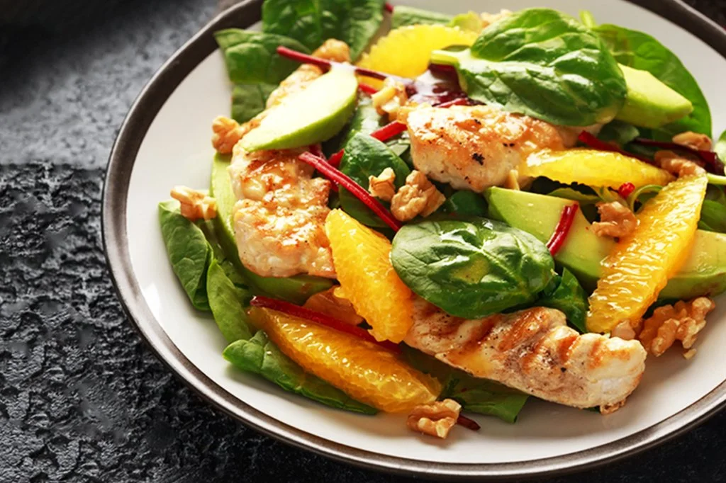 سلطة الدجاج المشوي بالخس