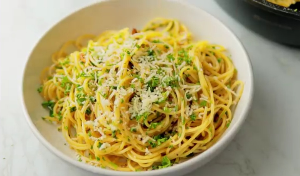 مكرونة بالثوم والزيت