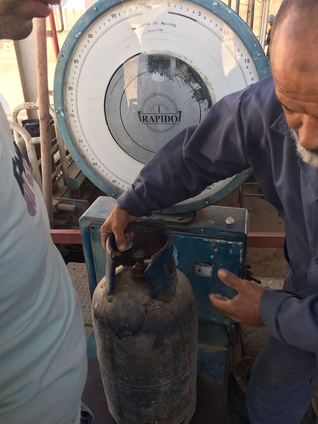 جولة رقابية مفاجئة على محطات تعبئة الغاز بالفيوم