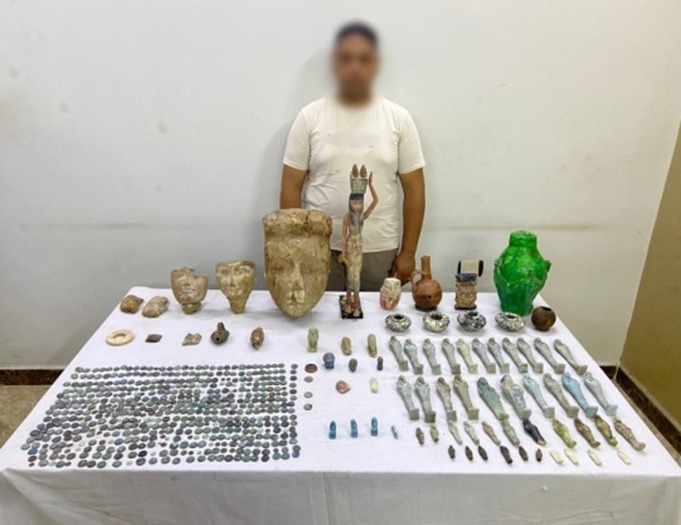 القبض علي تاجر أدوات منزلية بحوزته &nbsp;577 قطعة أثرية من العصور القديمة بالمنيا