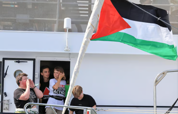 سفينة الصمود تتجه إلى غزة