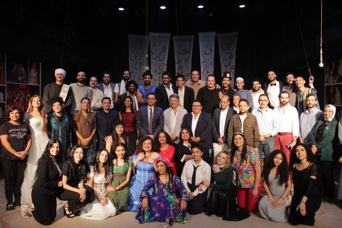 وزير الثقافة مع أبطال العرض