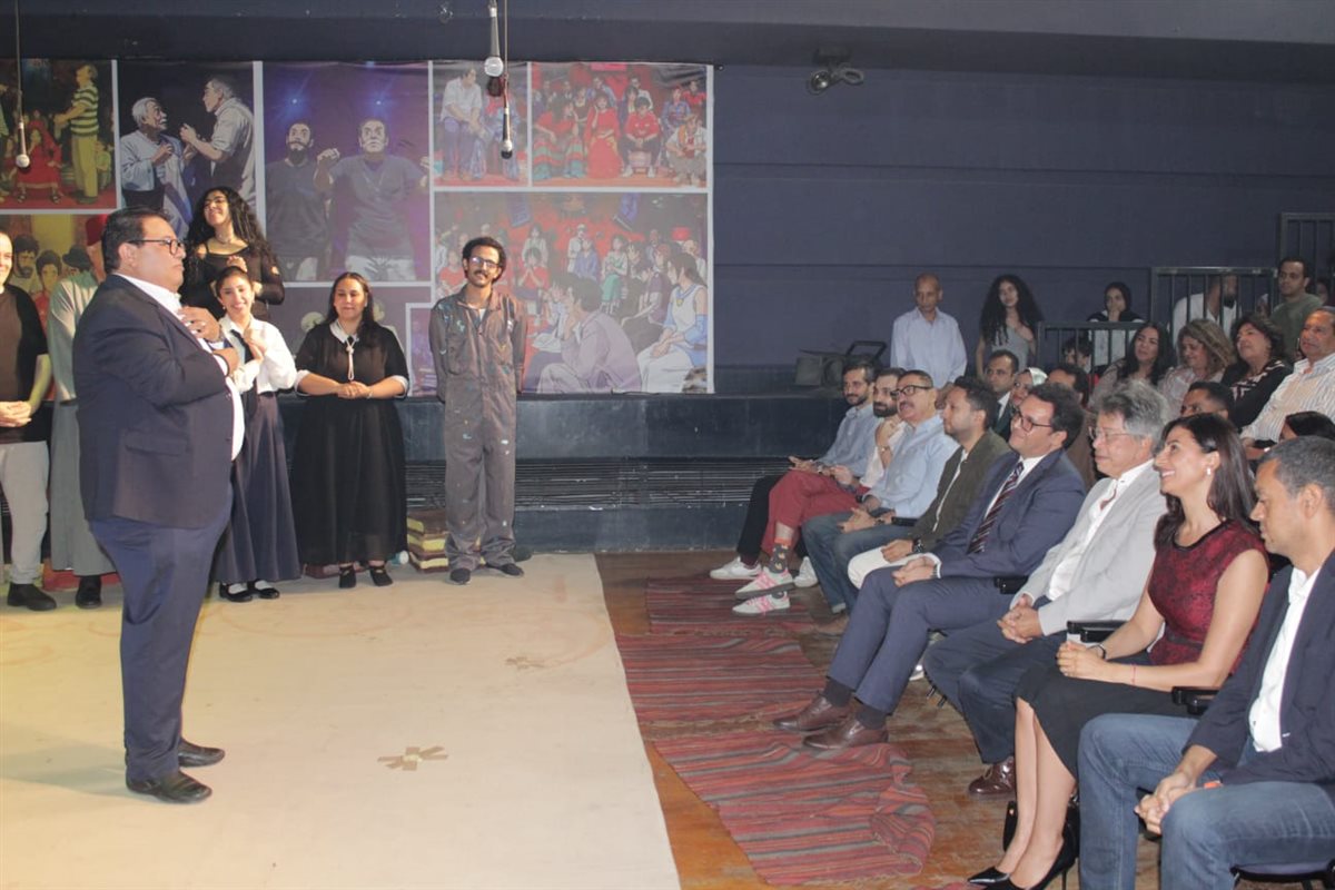 وزير الثقافة مع أبطال العرض