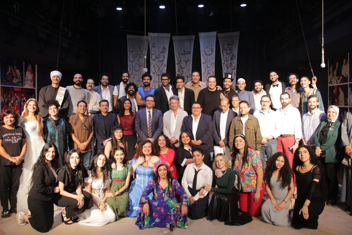 وزير الثقافة مع أبطال العرض