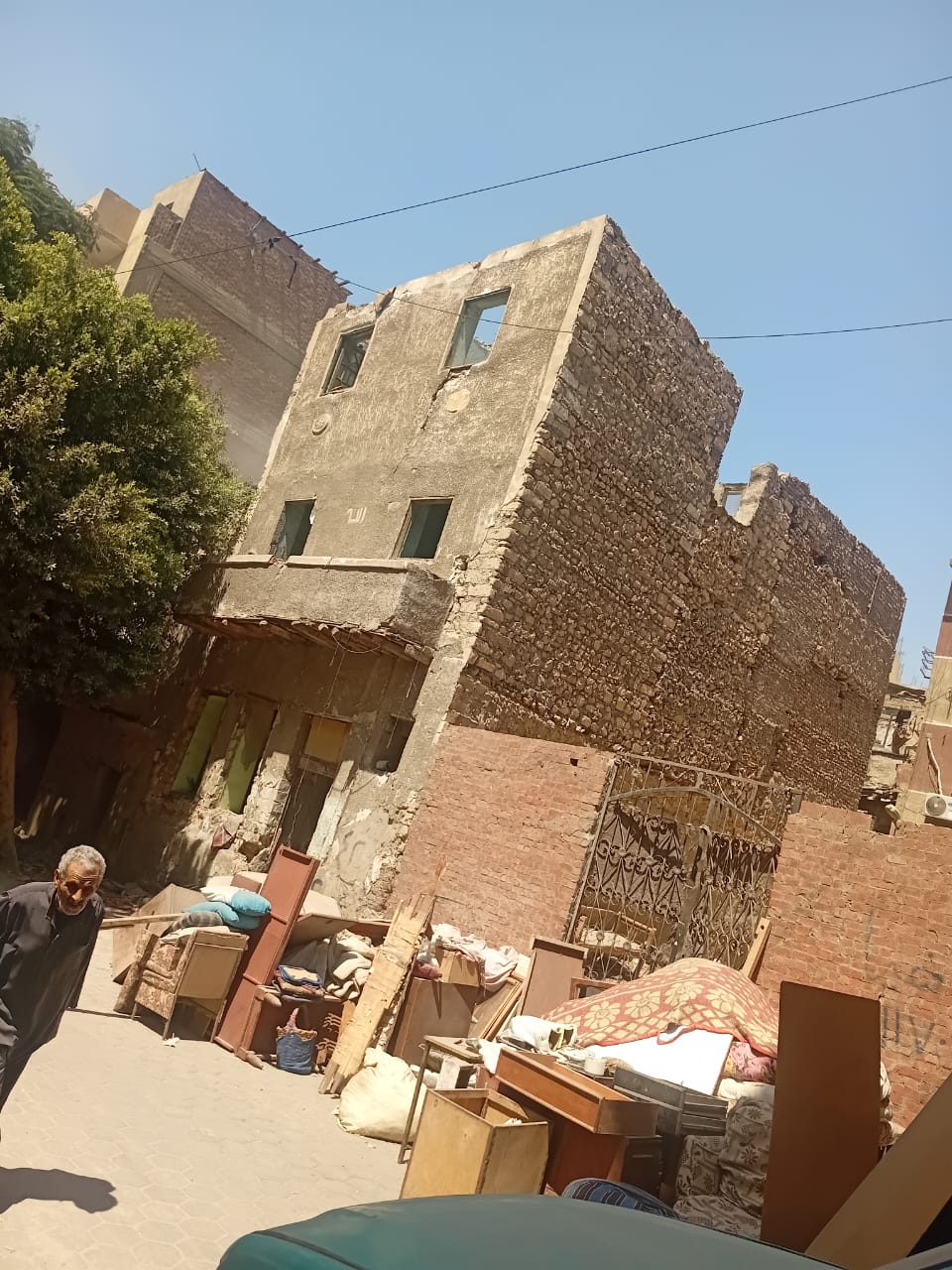 جانب من معاناة الأهالي