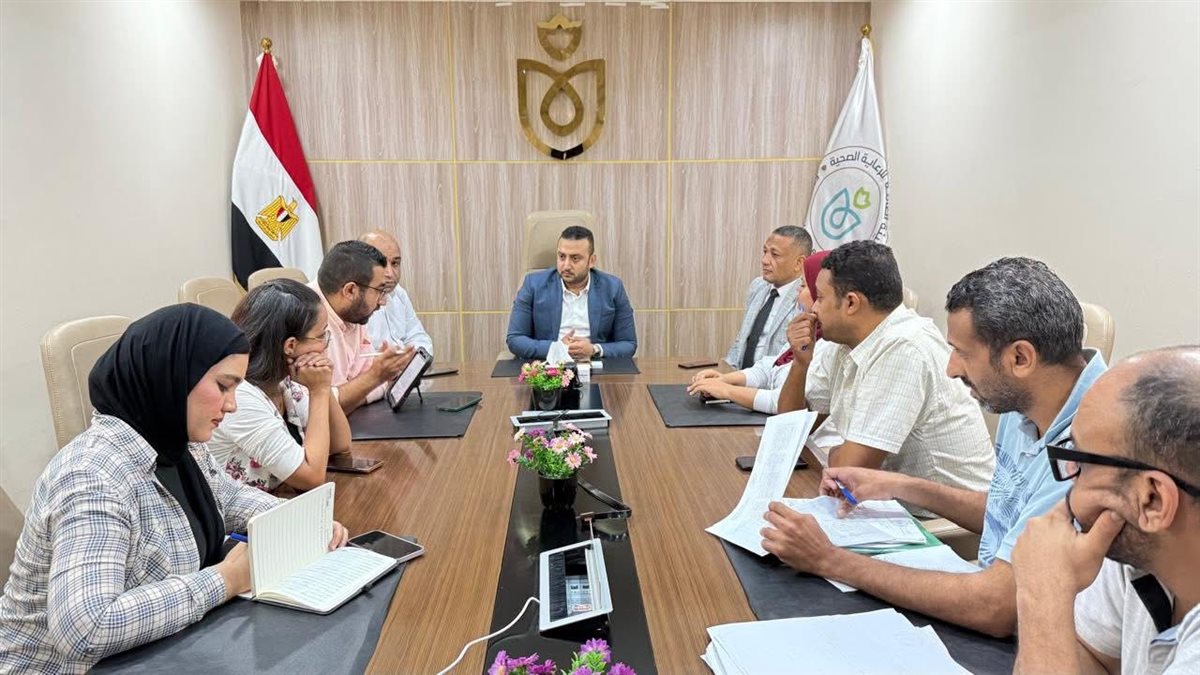 اجتماع مدير هيئة الرعاية الصحية بالأقصر 