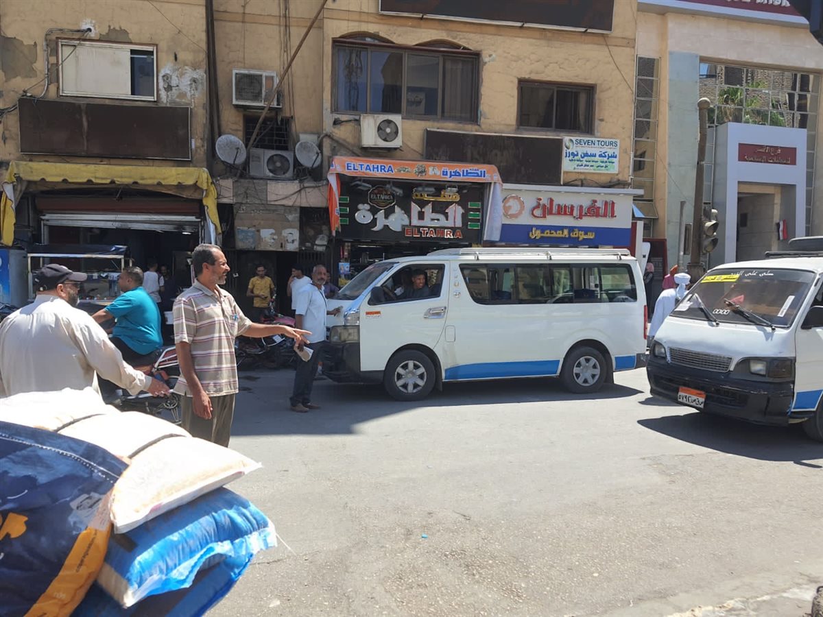 إدارة مواقف الأقصر تتابع خطوط سير السيرفيس