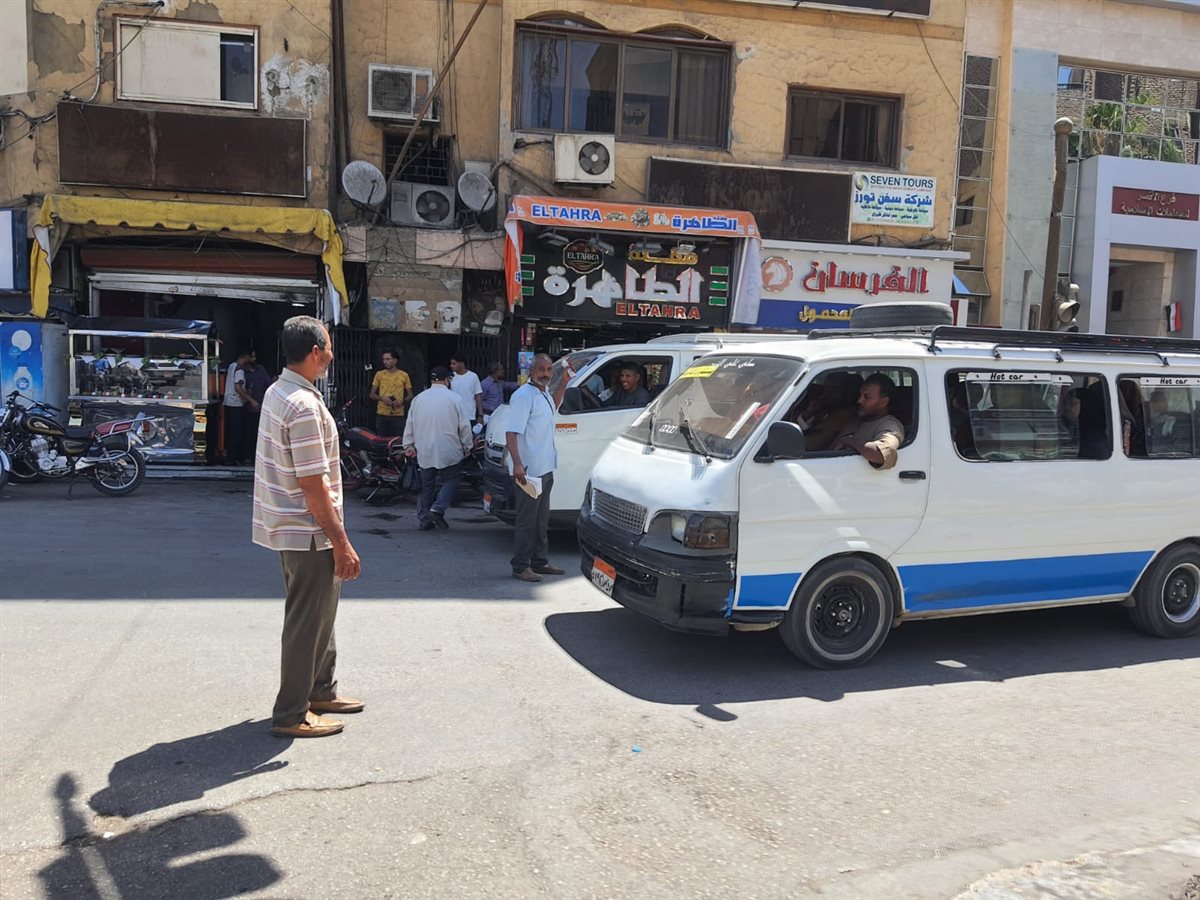 إدارة مواقف الأقصر تتابع خطوط سير السيرفيس