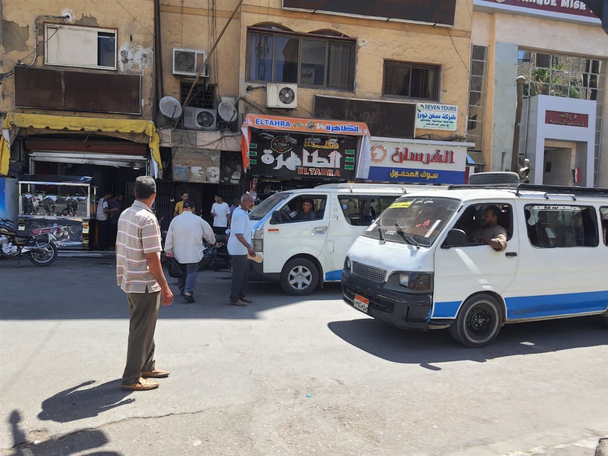 إدارة مواقف الأقصر تتابع خطوط سير السيرفيس