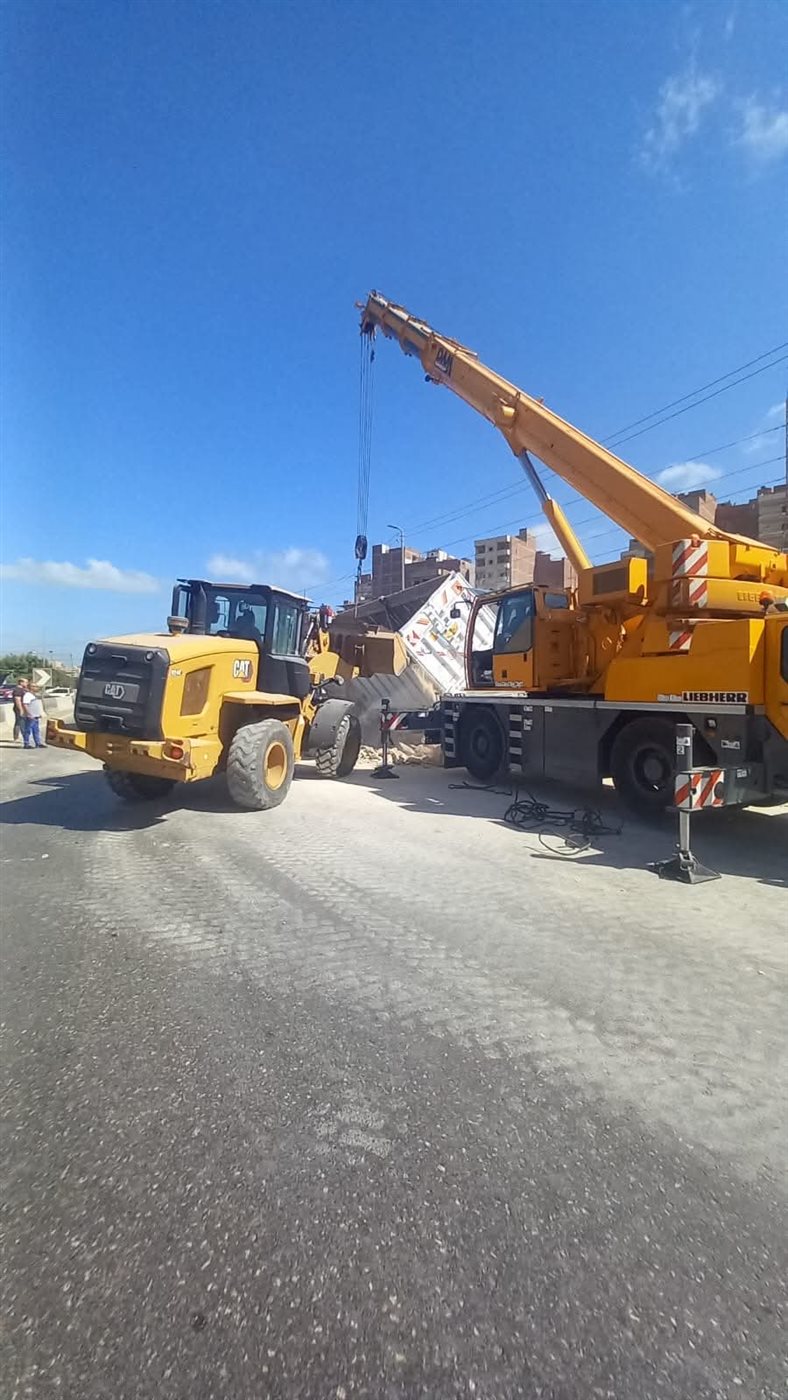 انقلاب تريلا محمّلة بالحجارة يشل حركة المرور على دائري المنصورة