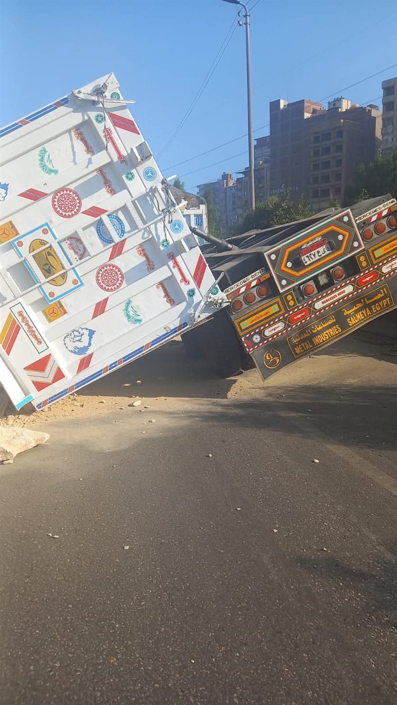 انقلاب تريلا محمّلة بالحجارة يشل حركة المرور على دائري المنصورة