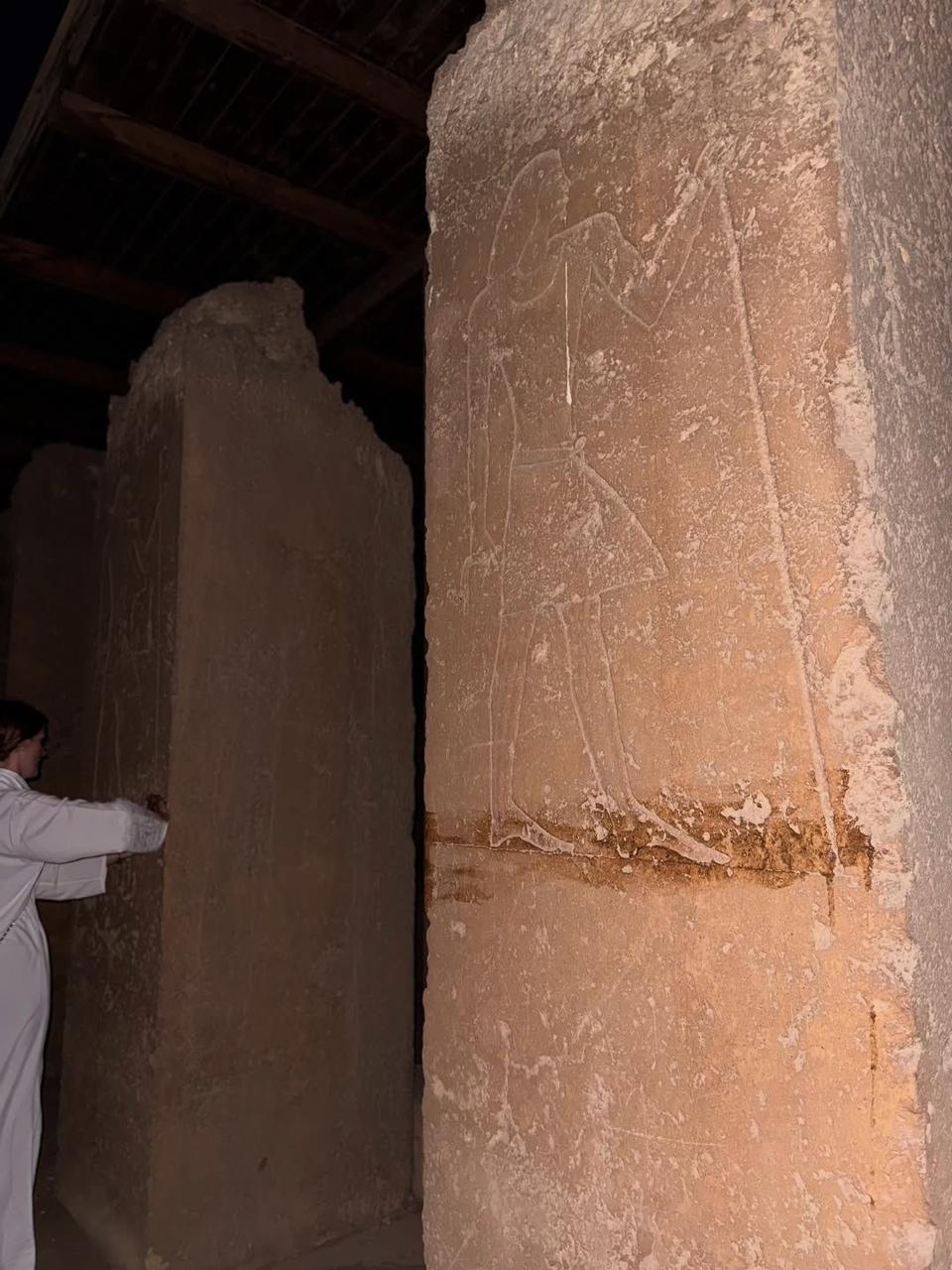 سائحة تلطيخ جدران مقبرة بتاح شبسس بالزيت