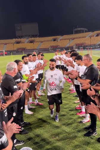 ممر شرفي من منتخب مصر لمحمد صلاح أفضل لاعب في إنجلترا
