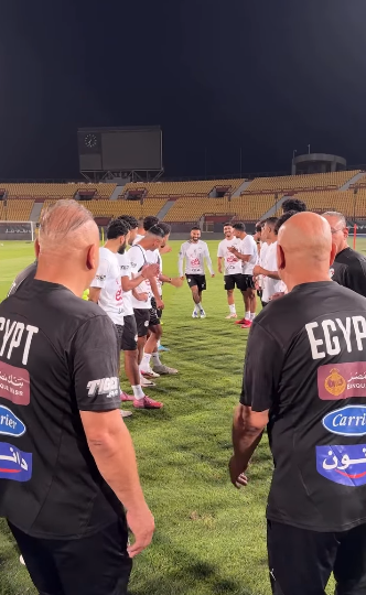 ممر شرفي من منتخب مصر لمحمد صلاح أفضل لاعب في إنجلترا