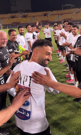 ممر شرفي من منتخب مصر لمحمد صلاح أفضل لاعب في إنجلترا