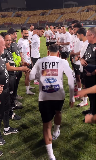 ممر شرفي من منتخب مصر لمحمد صلاح أفضل لاعب في إنجلترا