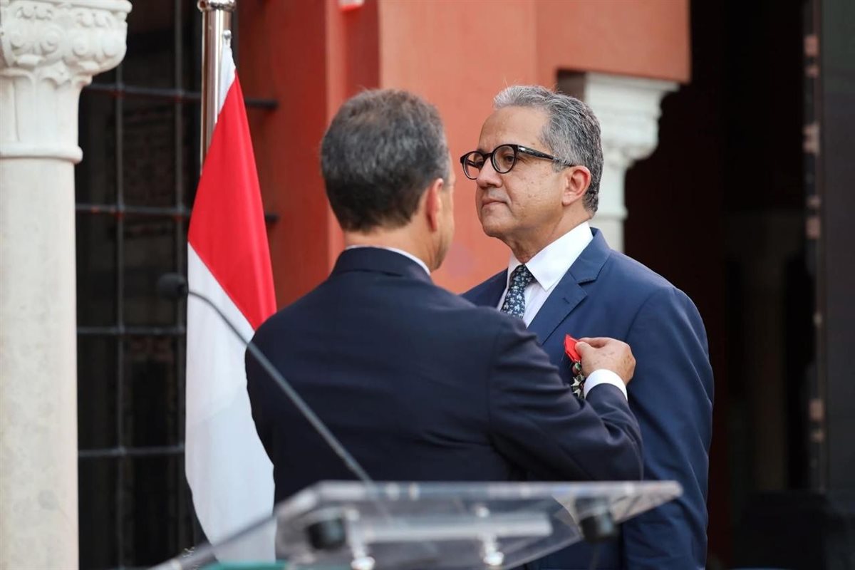  الدكتور خالد العناني يحصل على وسام جوقة الشرف الفرنسي