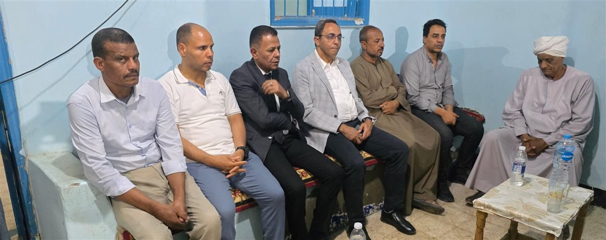 محافظ قنا يقدم واجب العزاء