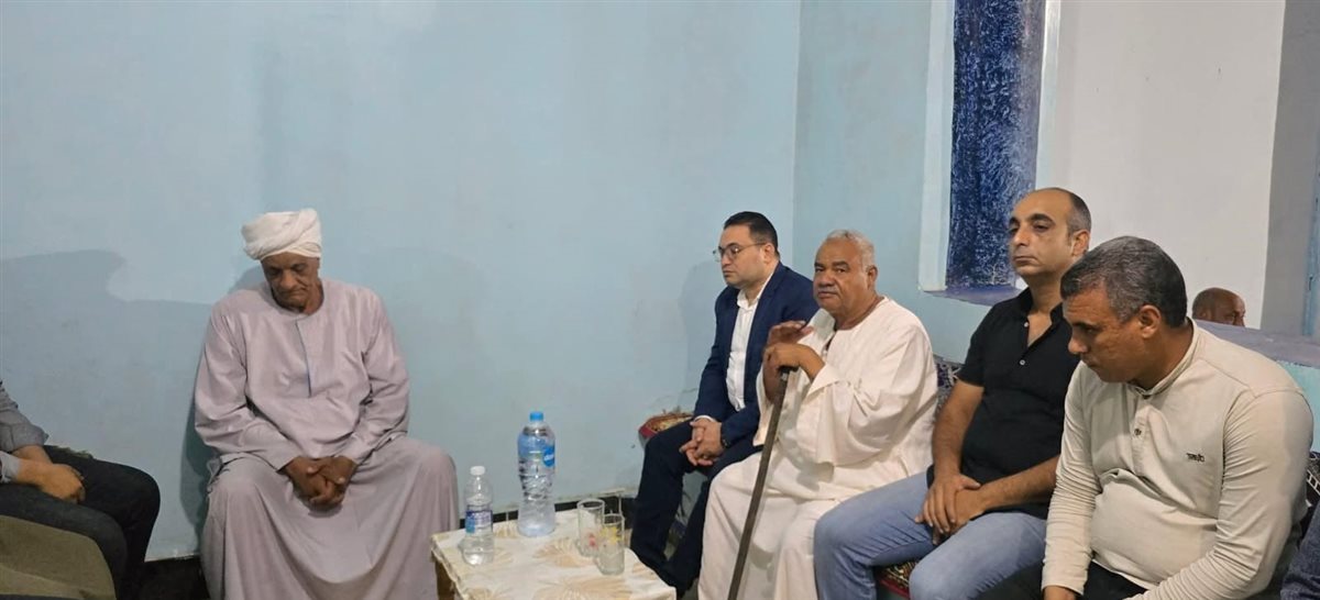 محافظ قنا يقدم واجب العزاء