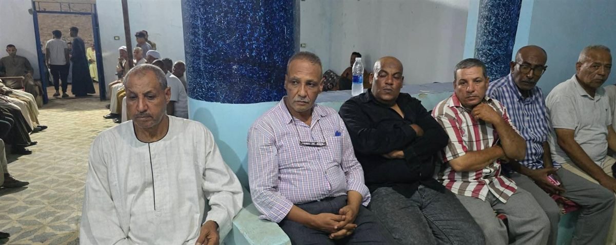 محافظ قنا يقدم واجب العزاء