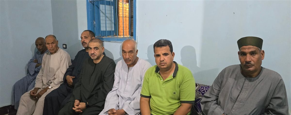 محافظ قنا يقدم واجب العزاء