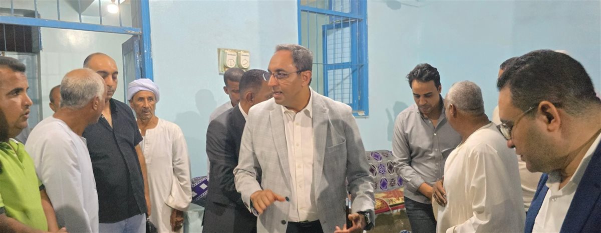 محافظ قنا يقدم واجب العزاء