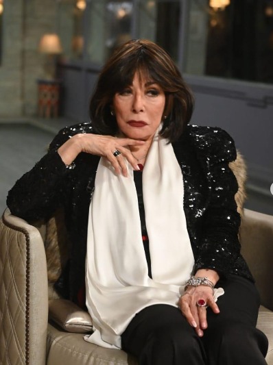 الفنانة لبني عبد العزيز