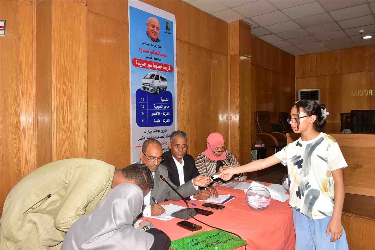 تسليم خطوط سير جديدة للسرفيس بالأقصر