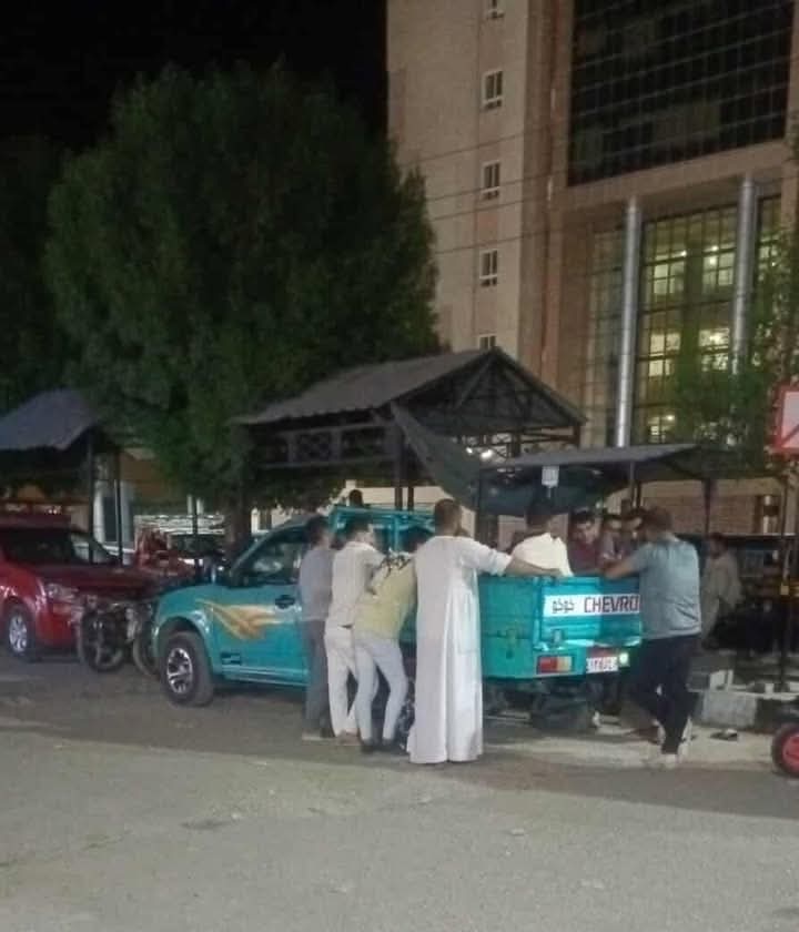 حزن وذهول الأهالي أمام المستشفى 