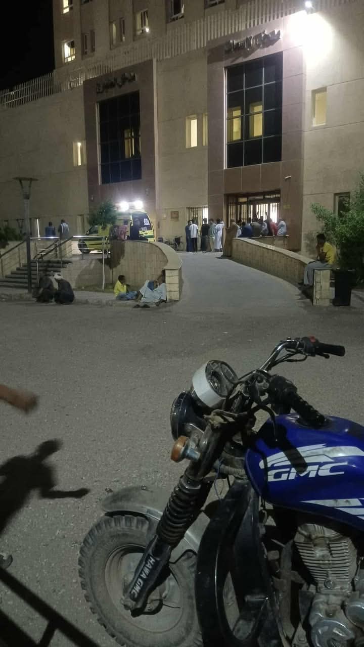 حزن وذهول الأهالي أمام المستشفى 