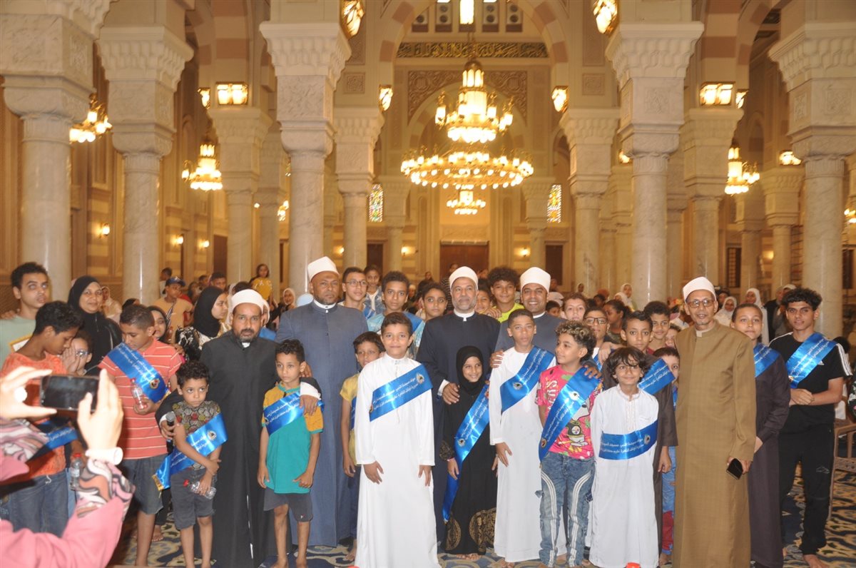 الأوقاف تكرم 200 طفل متسابق في حفظ القرآن بمسجد السيدة زينب