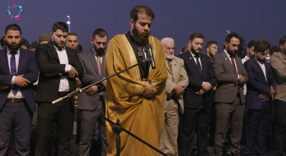 أدهم نابلسي يؤم المصلين بصلاة المغرب في معرض دمشق الدولي