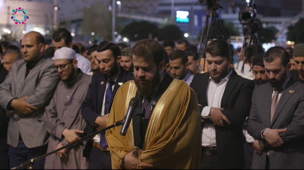 أدهم نابلسي يؤم المصلين بصلاة المغرب في معرض دمشق الدولي