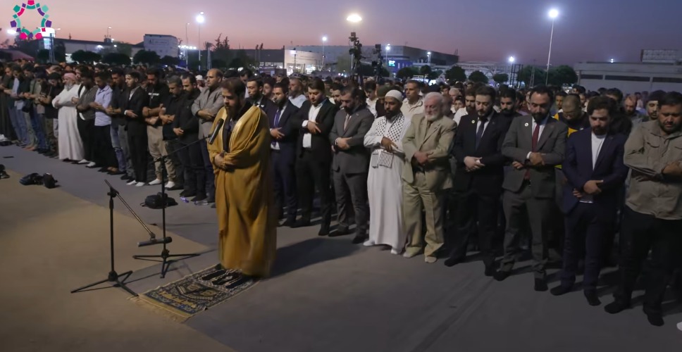 أدهم نابلسي يؤم المصلين بصلاة المغرب في معرض دمشق الدولي