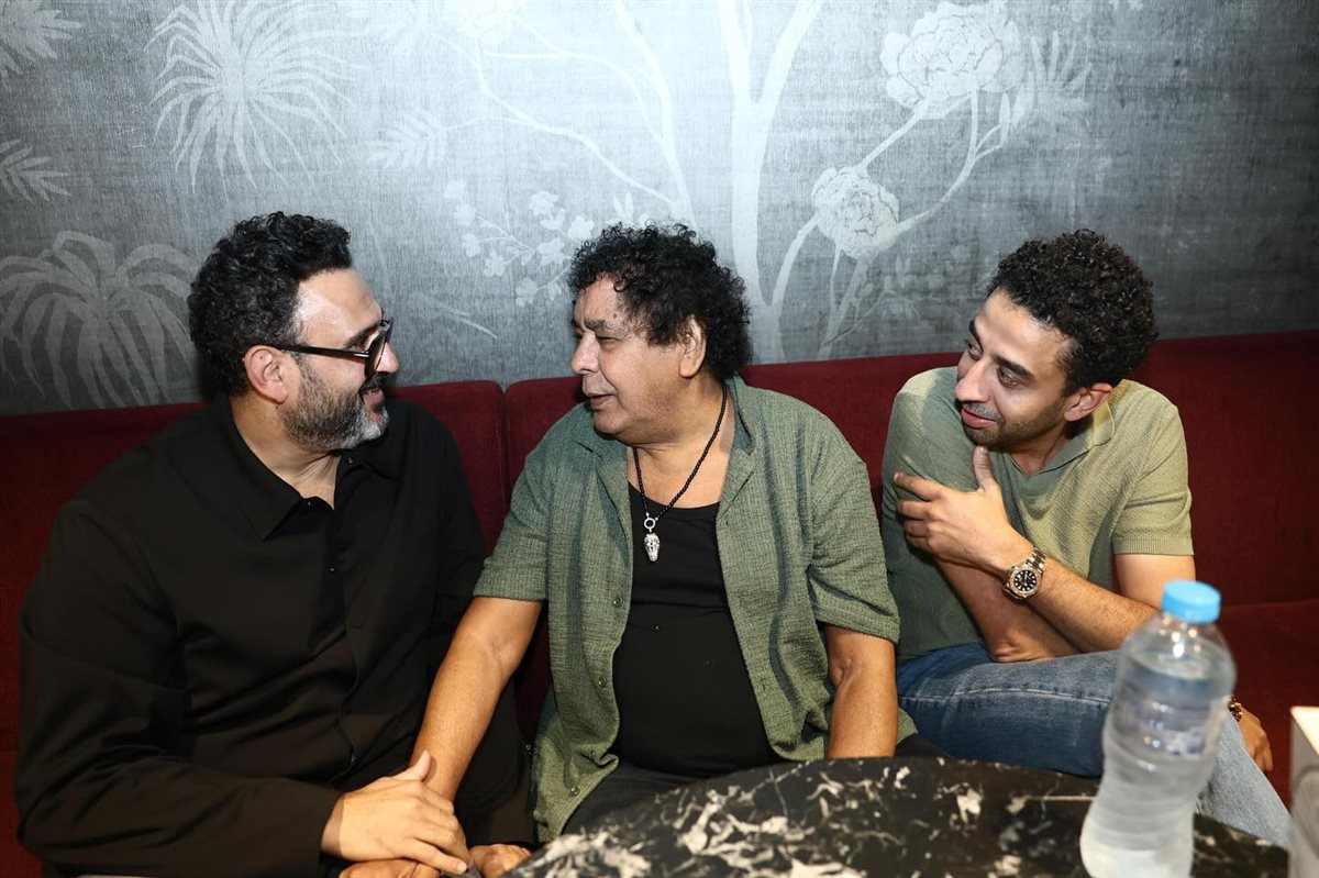 الكينج محمد منير يشاهد فيلم ضي رفقة صناعه داخل السينما