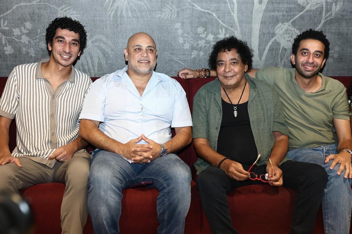 الكينج محمد منير يشاهد فيلم ضي رفقة صناعه داخل السينما