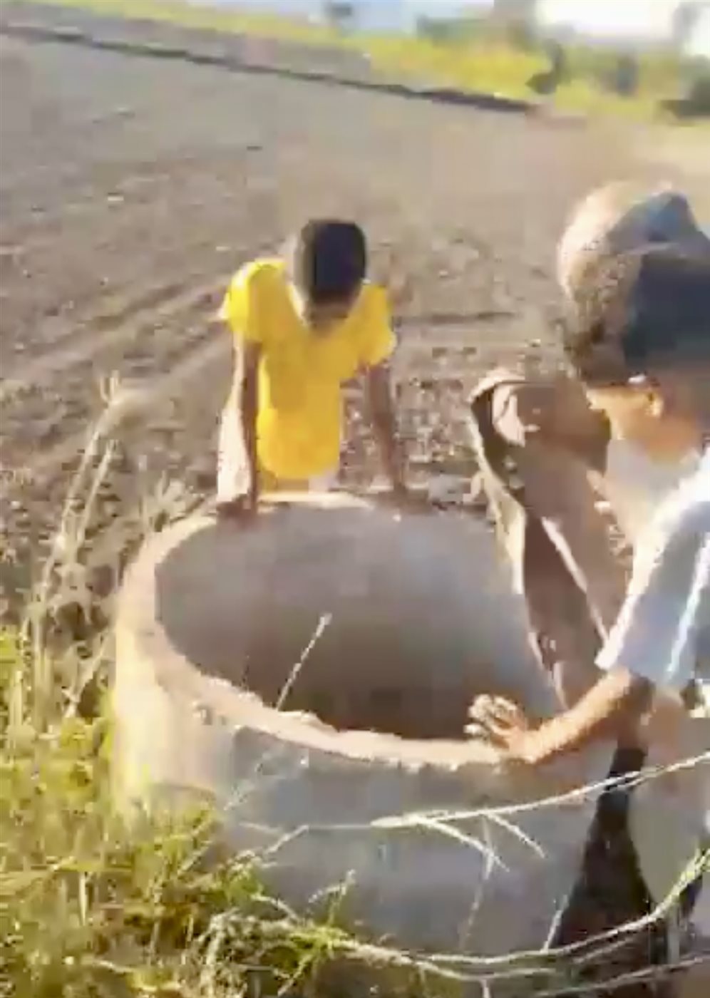 الجد وأحفادة ينقذون كلبا سقط في بئر بالأقصر 