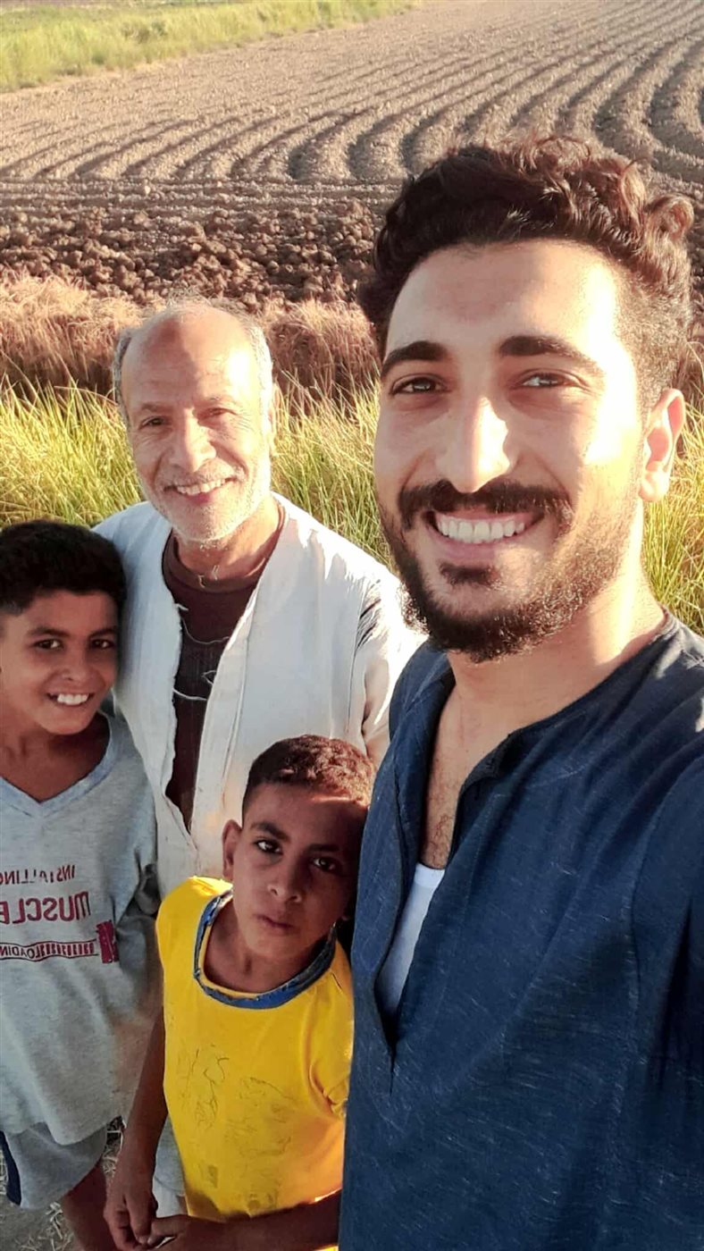 الجد وأحفادة ينقذون كلبا سقط في بئر بالأقصر 