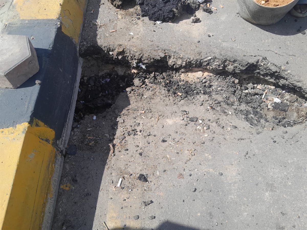 اصلاح تشققات أرضية 